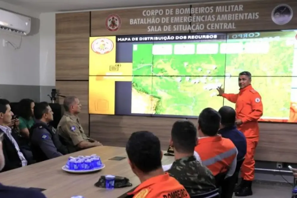 Bombeiros fazem monitoramento de dentro do Parque Serra Azul em Barra do Garças. (Foto: Corpo de Bombeiros)