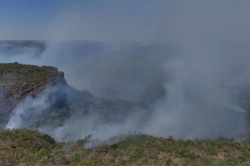 Bombeiros atuam no controle de incêndios florestais na Serra do Roncador, em Barra do Garças (Foto: Victor Pedroso)