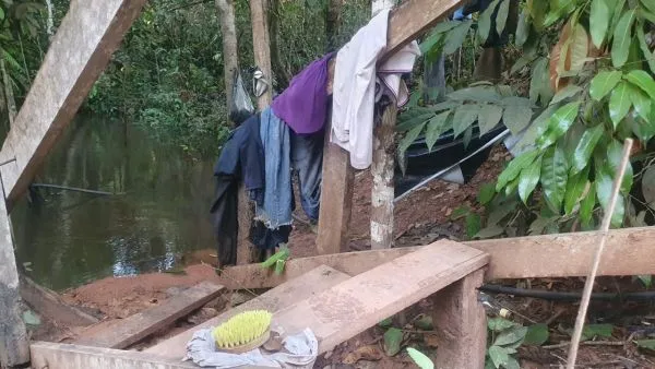 Área de lavagem e higiene improvisada, roupas estendidas em árvores e ausência de instalações adequadas. Foto: MPT/Divulgação