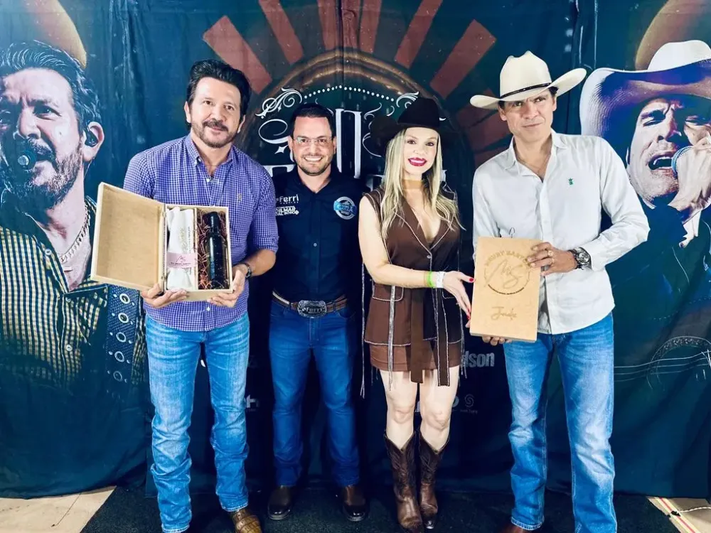 A Primeira Dama Meury Sartori presenteou a dupla Jads & Jadson com uma cachaça personalizada da sua marca. Foto/Gil Alves – Canaã Notícias