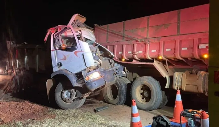 Motorista morre em colisão entre caminhões que transportavam material para obras na BR-163 em Sinop