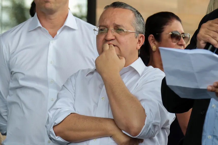 Justiça multa Pedro Taques por descumprir decisão e manter ataques a filho de Mauro Mendes