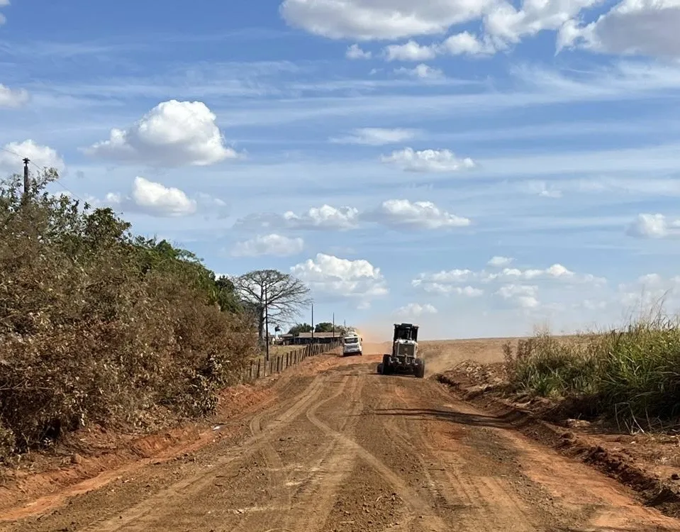 Prefeito Edinho intensifica melhorias nas estradas rurais com obras de reabertura e cascalhamento
