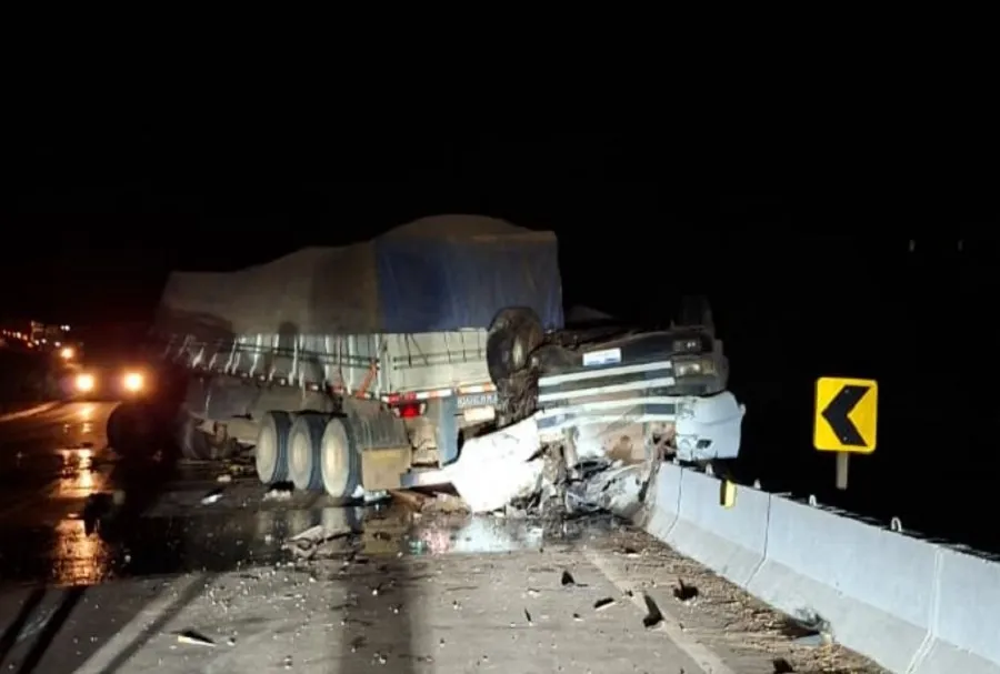 Colisão frontal na BR-163 mata motorista e espalha carga de madeira na pista