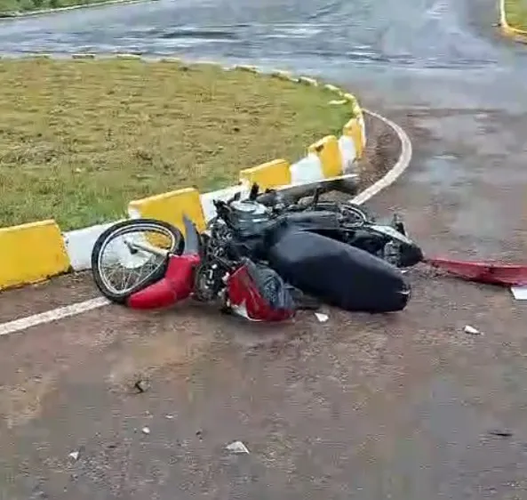 Colíder: colisão entre moto e carro de aplicativo em rotatória deixa duas pessoas feridas