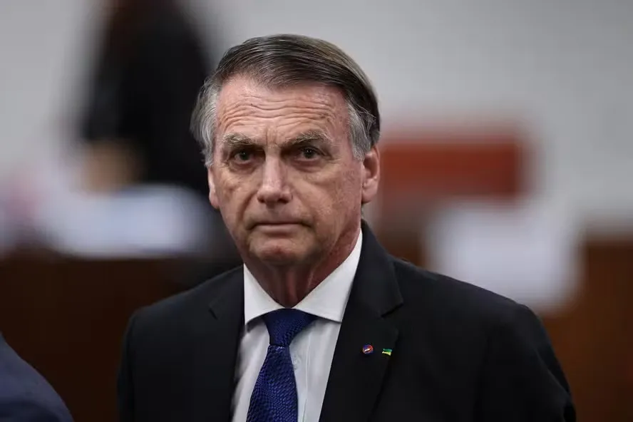 Moraes decreta prisão domiciliar de Jair Bolsonaro; PF faz buscas na casa do ex-presidente