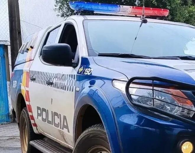 PM flagra suspeito tentando se desfazer de drogas em residência no bairro Teles Pires
