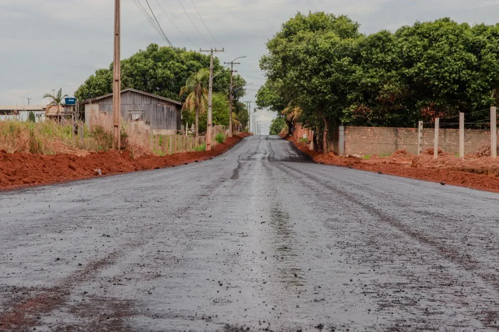 Rua Rio Bonito avança rumo à pavimentação com serviço de imprimação realizado pela Prefeitura de Guarantã do Norte