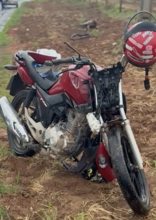 Mulher fica gravemente ferida em colisão entre moto e caminhonete em Alta Floresta