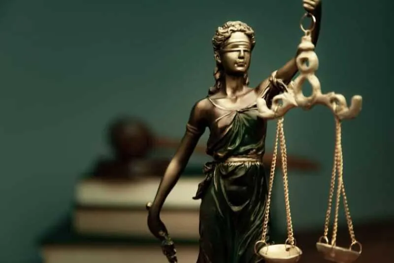 Homem é condenado a 20 anos de cadeia e a pagar R$ 50 mil por tentar matar ex na frente dos filhos